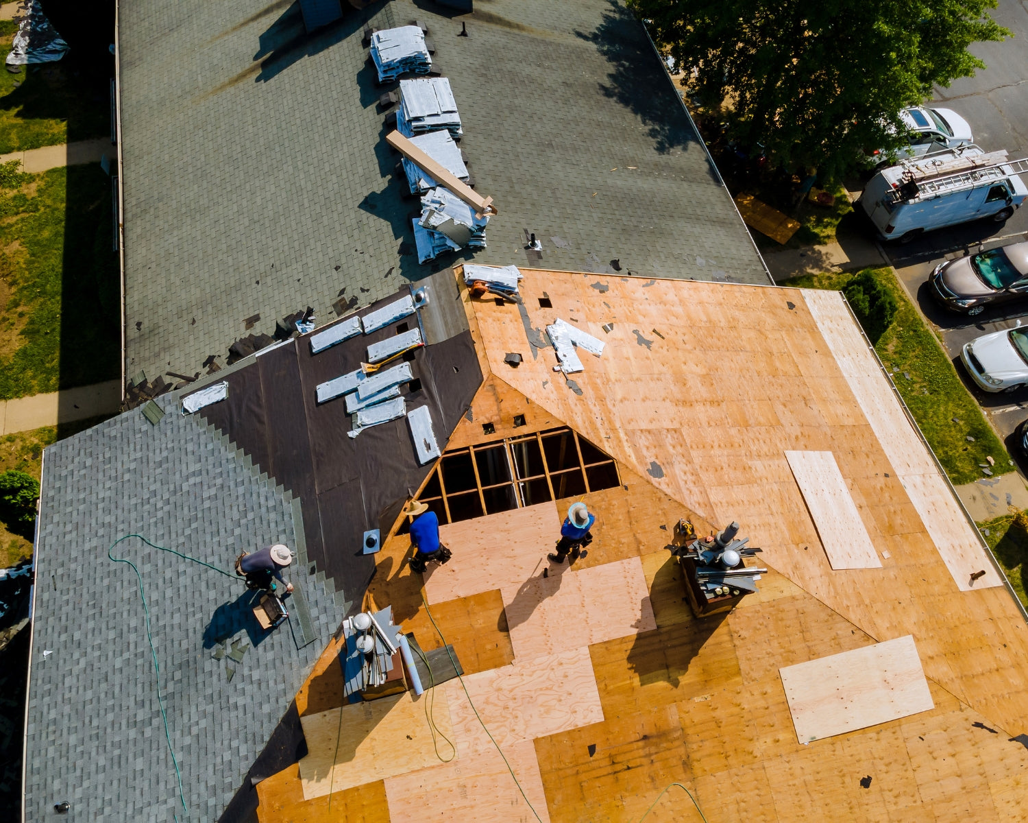 Selecting the Best Roof Shingles: A Guide to Durable and Aesthetic Roofing