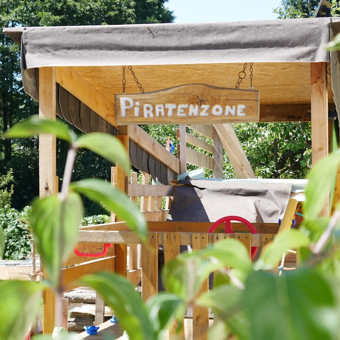 brown wooden welcome to the beach signage