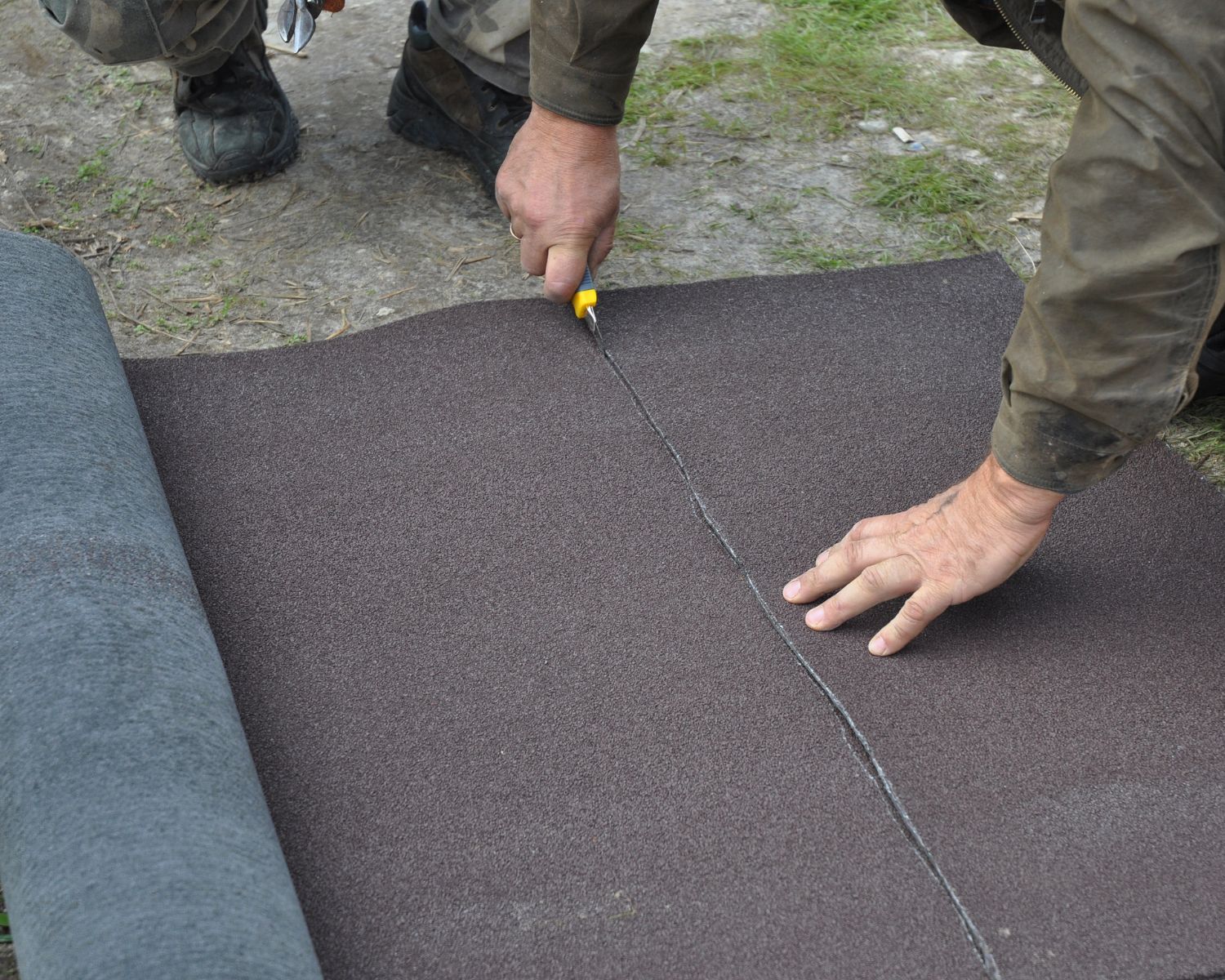 slicing Roof Felt with a stanley knife